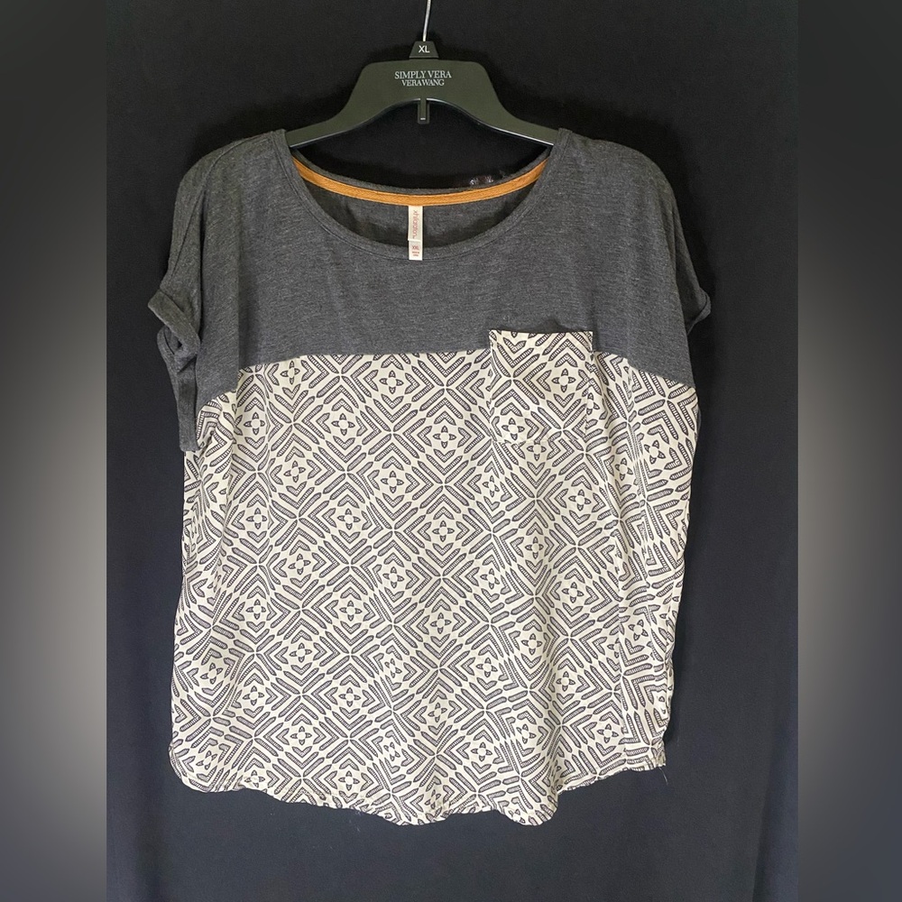Super cute short sleeve pull over blouse. XXL